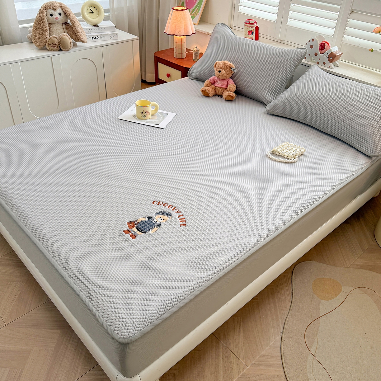 91家纺网 家纺一手货源 找家纺 喜居 2026新款凉感PE小熊刺绣系列床笠款凉席 凉感PE床笠-Miss Bear-灰