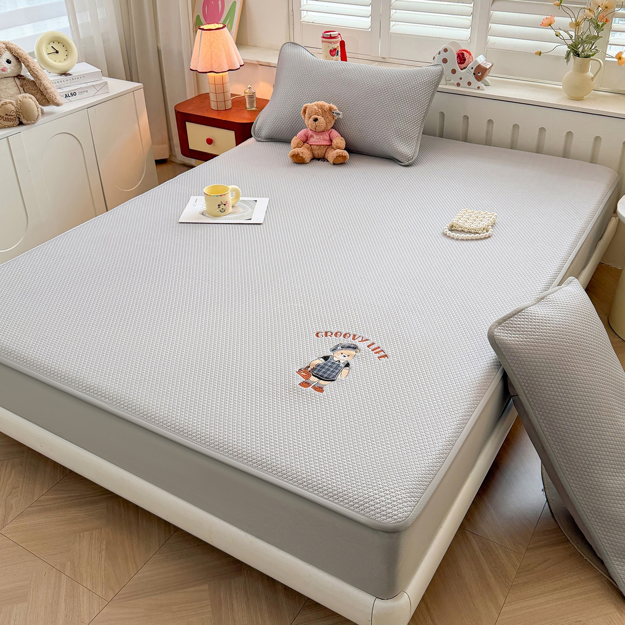 91家纺网 家纺一手货源 找家纺 喜居 2026新款凉感PE小熊刺绣系列床笠款凉席 凉感PE床笠-Miss Bear-灰