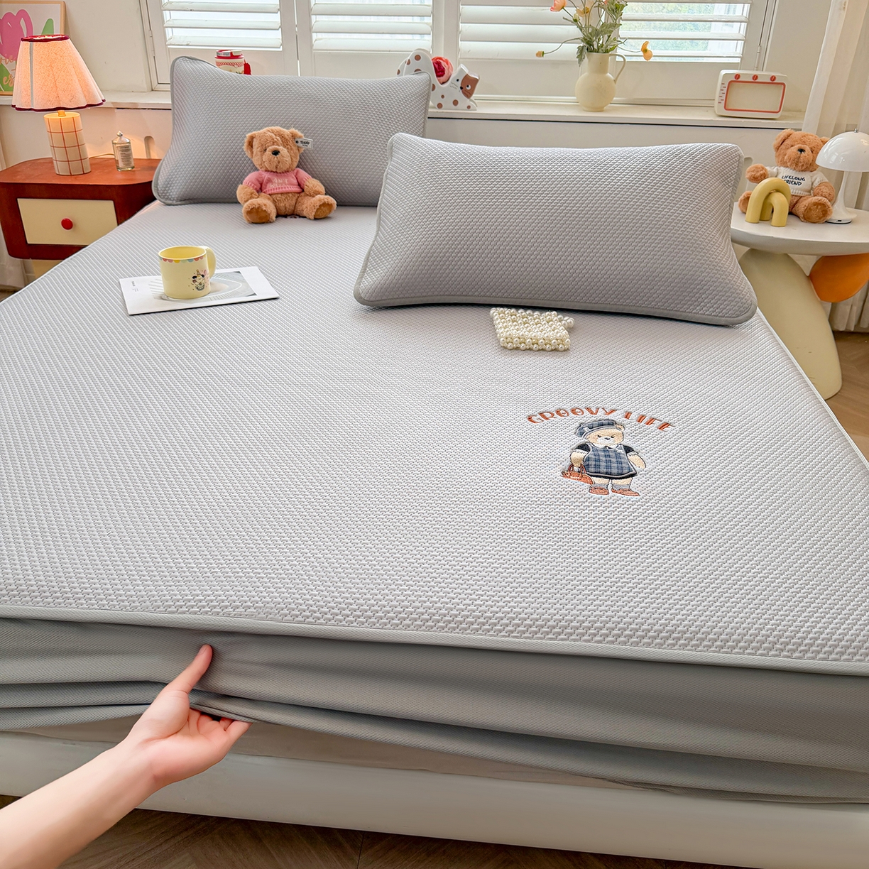 91家纺网 家纺一手货源 找家纺 喜居 2026新款凉感PE小熊刺绣系列床笠款凉席 凉感PE床笠-Miss Bear-灰