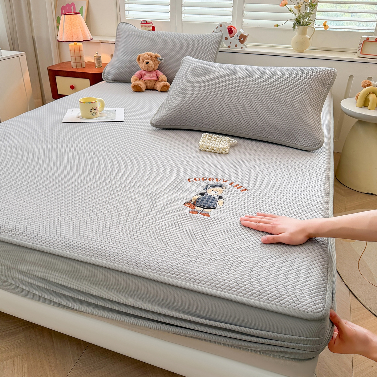 91家纺网 家纺一手货源 找家纺 喜居 2026新款凉感PE小熊刺绣系列床笠款凉席 凉感PE床笠-Miss Bear-灰