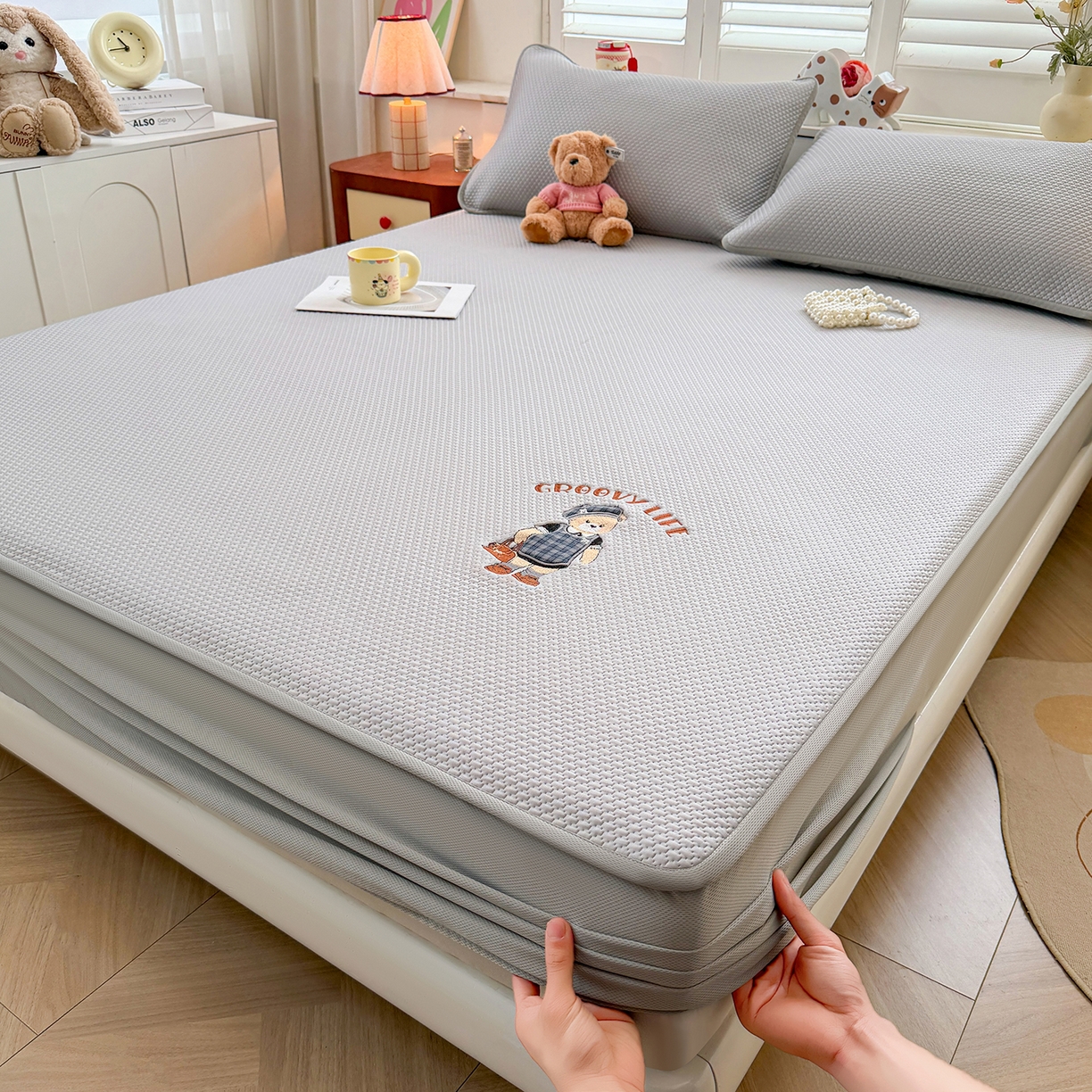 91家纺网 家纺一手货源 找家纺 喜居 2026新款凉感PE小熊刺绣系列床笠款凉席 凉感PE床笠-Miss Bear-灰