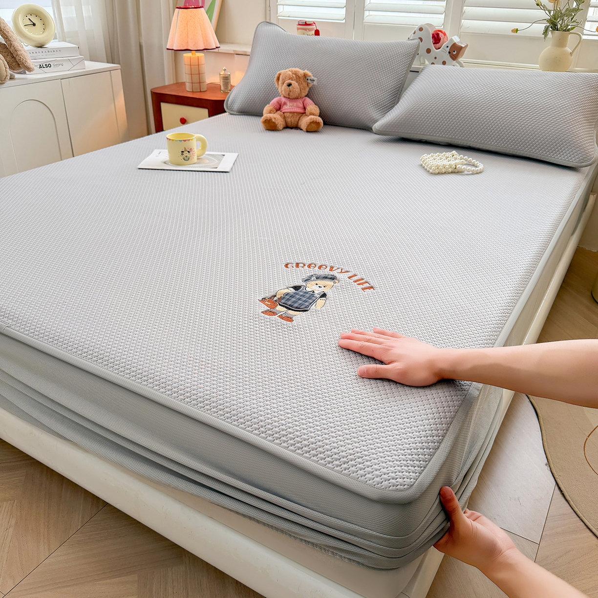 91家纺网 家纺一手货源 找家纺 喜居 2026新款凉感PE小熊刺绣系列床笠款凉席 凉感PE床笠-Miss Bear-灰