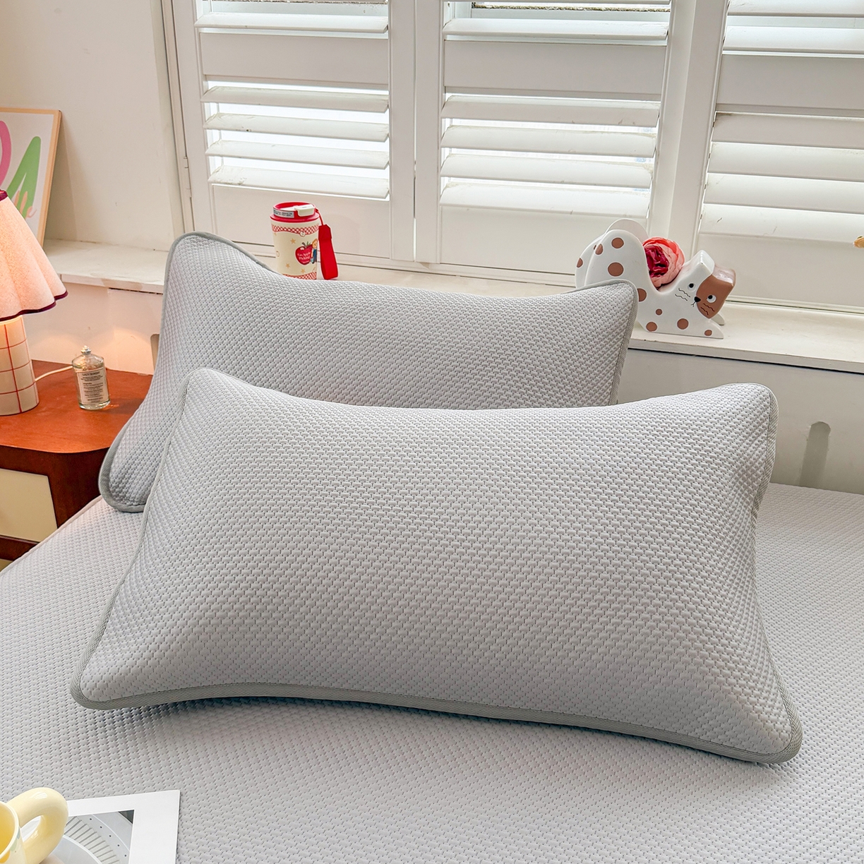 91家纺网 家纺一手货源 找家纺 喜居 2026新款凉感PE小熊刺绣系列床笠款凉席 凉感PE床笠-Miss Bear-灰