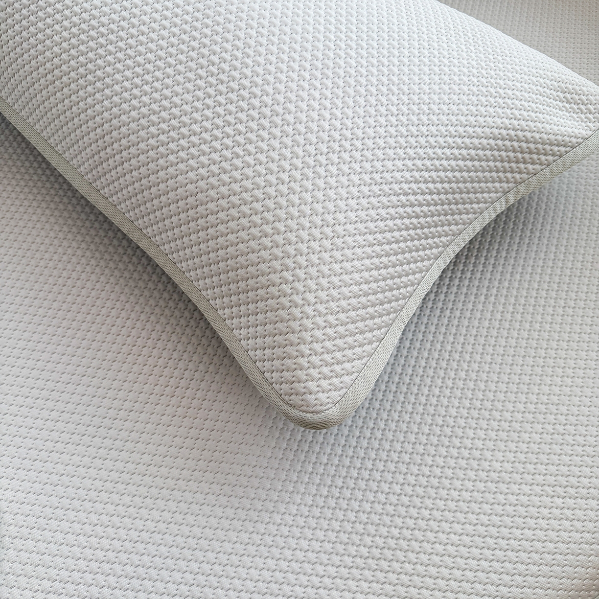 91家纺网 家纺一手货源 找家纺 喜居 2026新款凉感PE小熊刺绣系列床笠款凉席 凉感PE床笠-Miss Bear-灰