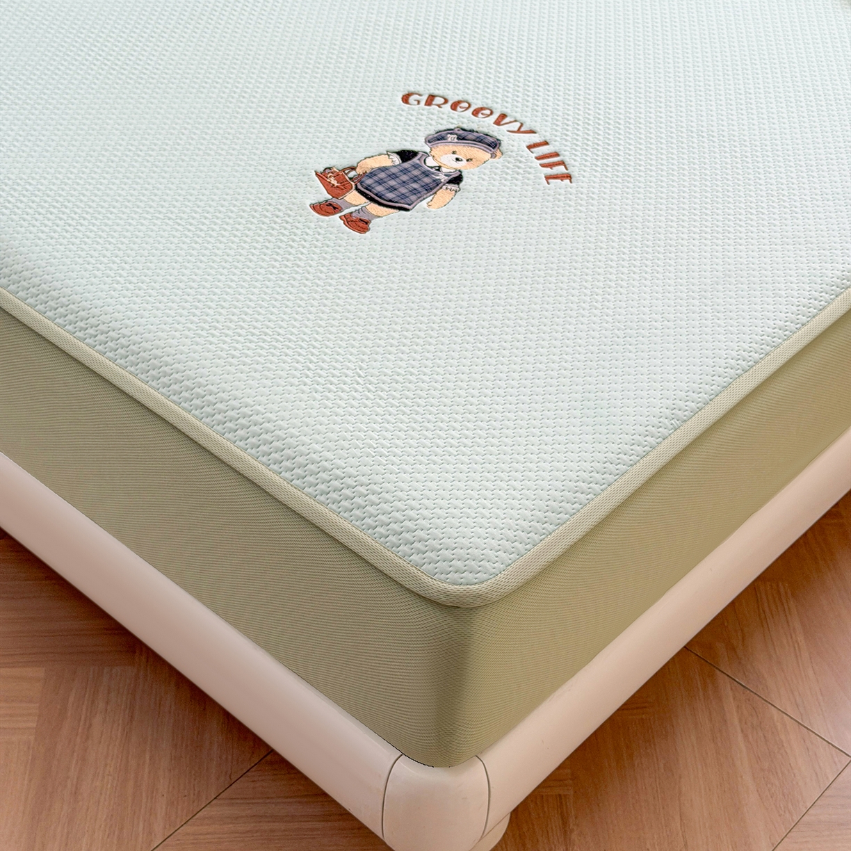 91家纺网 家纺一手货源 找家纺 喜居 2026新款凉感PE小熊刺绣系列床笠款凉席 凉感PE床笠-Miss Bear-绿