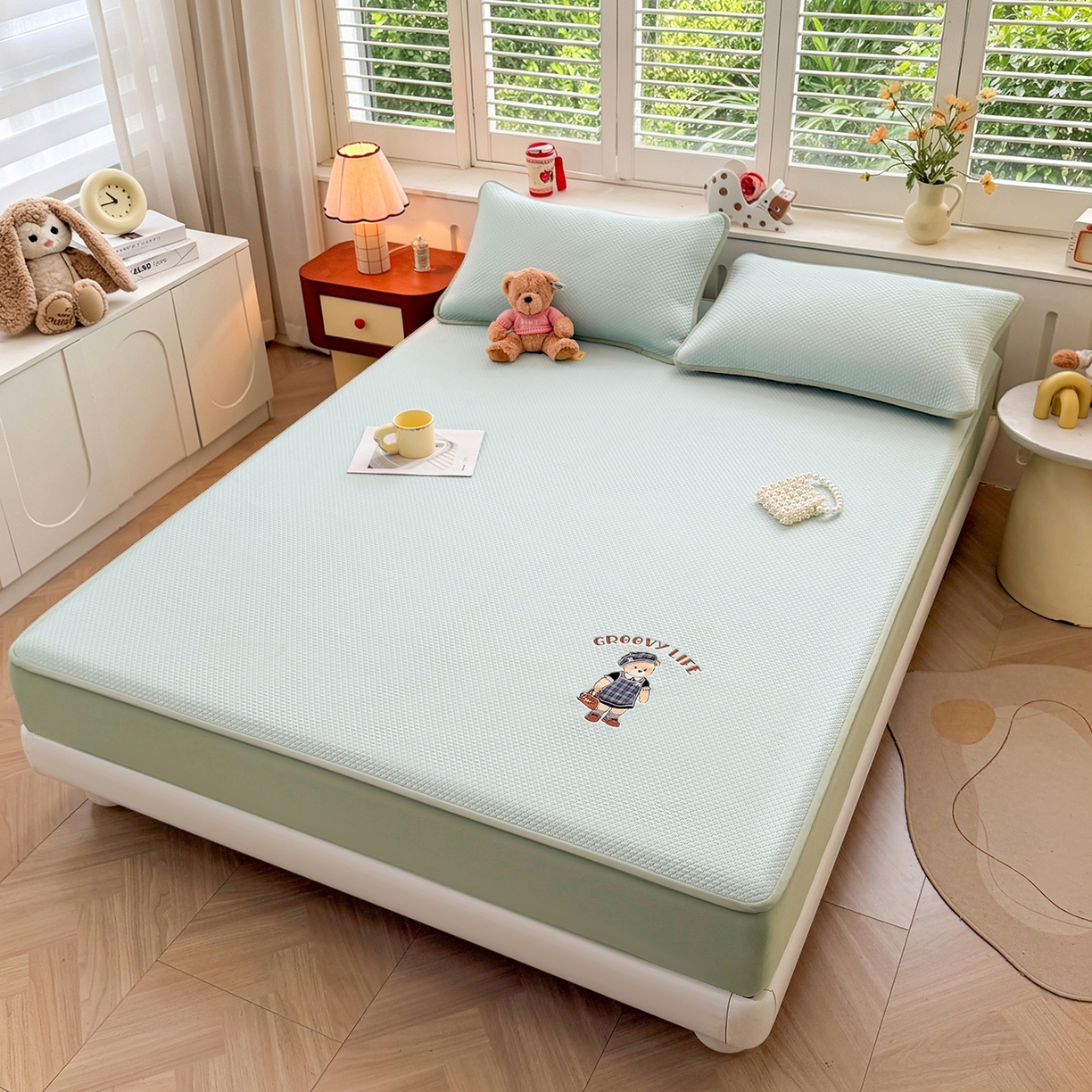 91家纺网 家纺一手货源 找家纺 喜居 2026新款凉感PE小熊刺绣系列床笠款凉席 凉感PE床笠-Miss Bear-绿