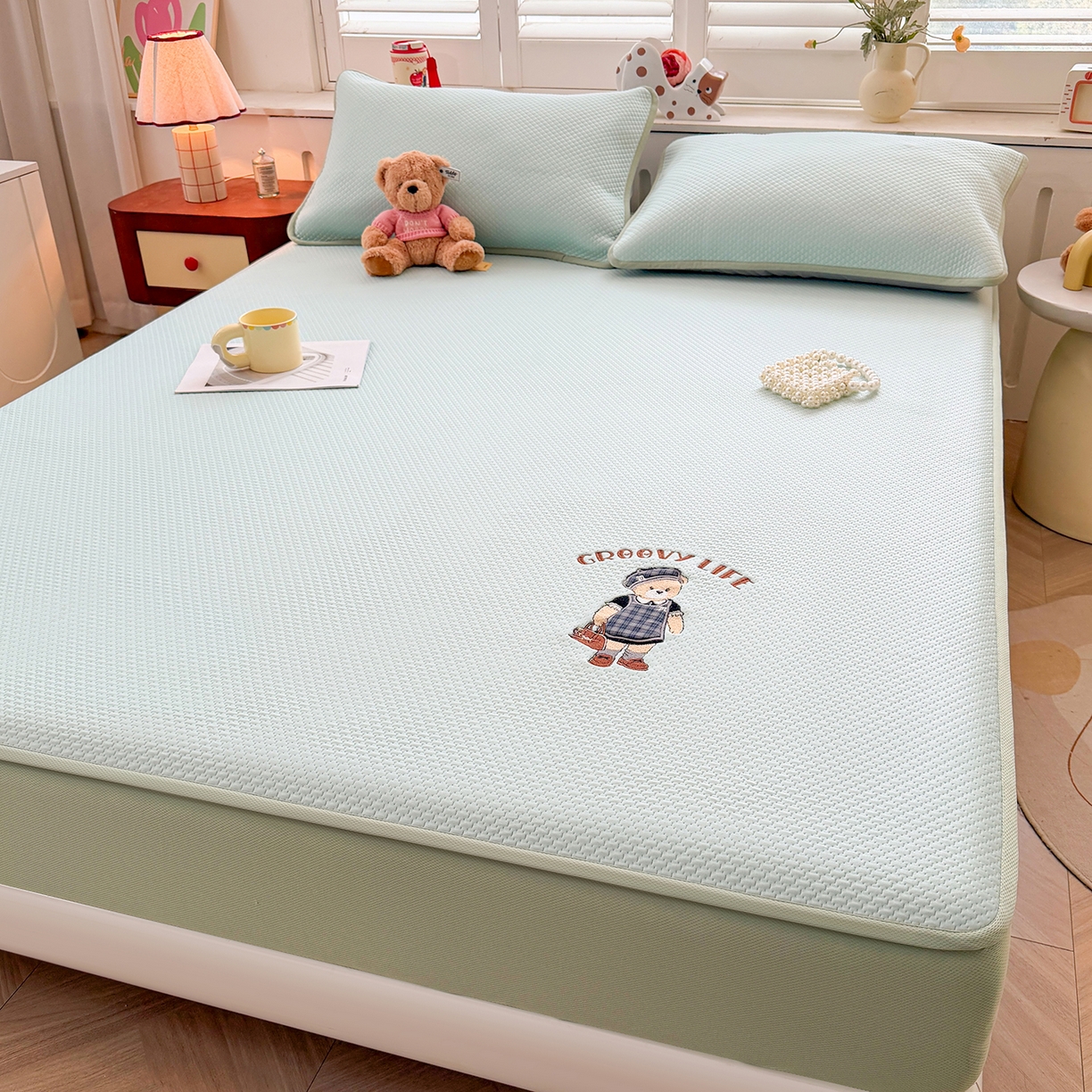 91家纺网 家纺一手货源 找家纺 喜居 2026新款凉感PE小熊刺绣系列床笠款凉席 凉感PE床笠-Miss Bear-绿