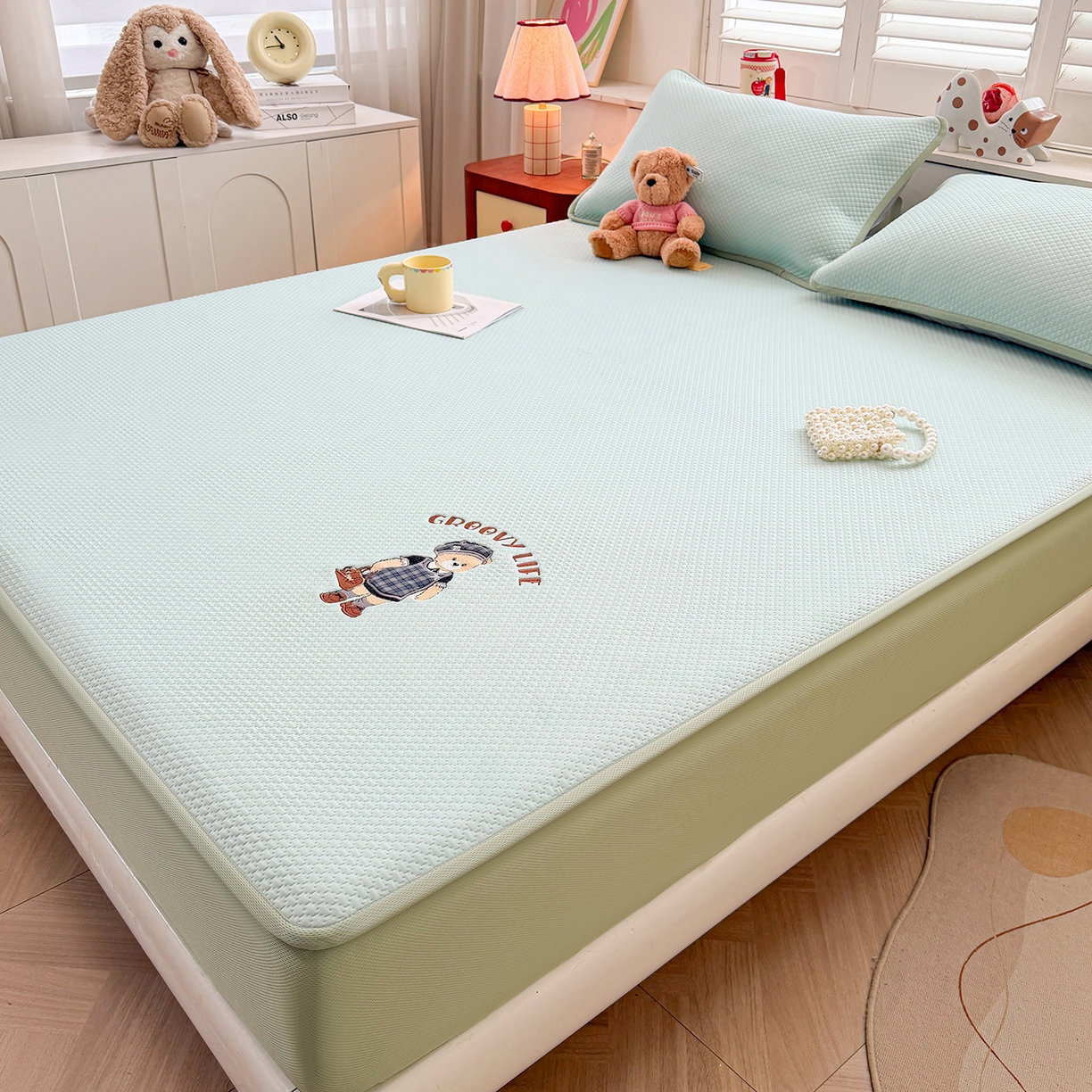 91家纺网 家纺一手货源 找家纺 喜居 2026新款凉感PE小熊刺绣系列床笠款凉席 凉感PE床笠-Miss Bear-绿