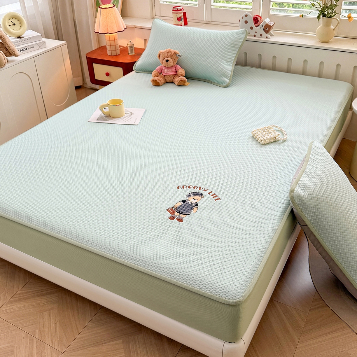 91家纺网 家纺一手货源 找家纺 喜居 2026新款凉感PE小熊刺绣系列床笠款凉席 凉感PE床笠-Miss Bear-绿