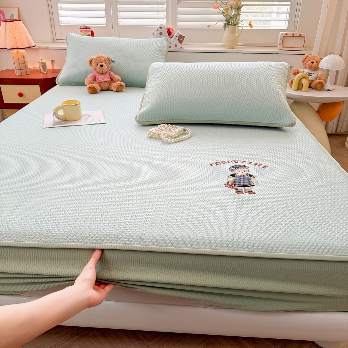 91家纺网 家纺一手货源 找家纺 喜居 2026新款凉感PE小熊刺绣系列床笠款凉席 凉感PE床笠-Miss Bear-绿