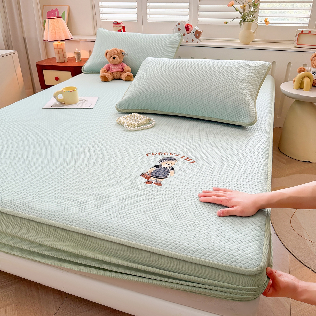 91家纺网 家纺一手货源 找家纺 喜居 2026新款凉感PE小熊刺绣系列床笠款凉席 凉感PE床笠-Miss Bear-绿