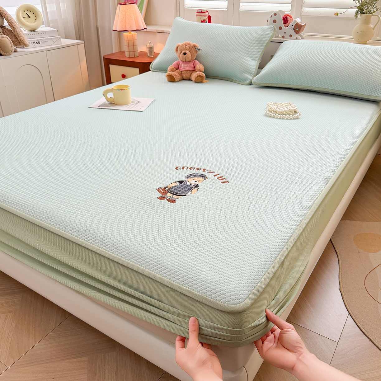 91家纺网 家纺一手货源 找家纺 喜居 2026新款凉感PE小熊刺绣系列床笠款凉席 凉感PE床笠-Miss Bear-绿