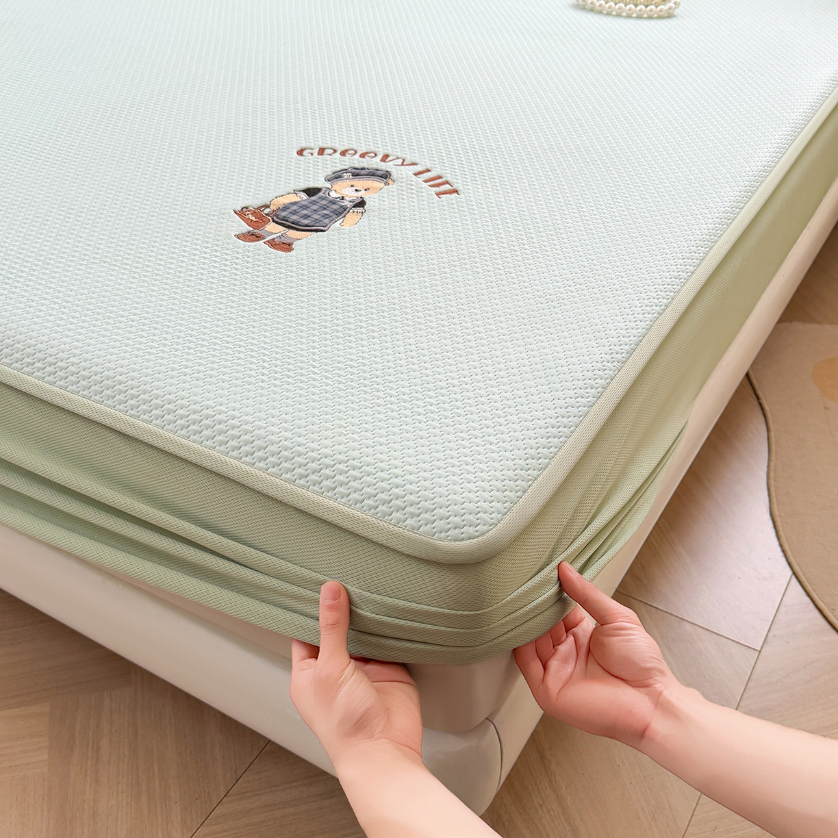 91家纺网 家纺一手货源 找家纺 喜居 2026新款凉感PE小熊刺绣系列床笠款凉席 凉感PE床笠-Miss Bear-绿