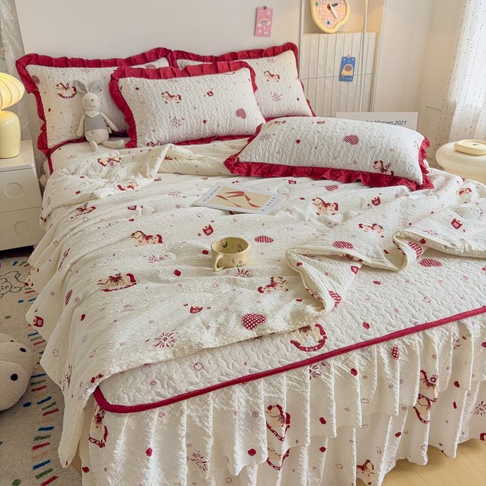 91家纺网 家纺一手货源 找家纺 铠畅家纺 2026新款泡芙纱水洗棉夏被四件套 摇摇木马