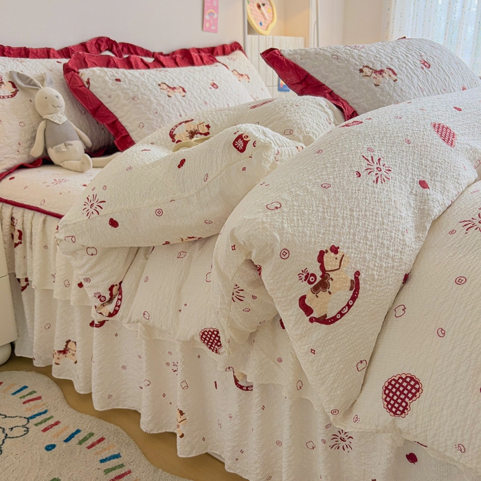 91家纺网 家纺一手货源 找家纺 铠畅家纺 2026新款泡芙纱水洗棉夏被四件套 摇摇木马