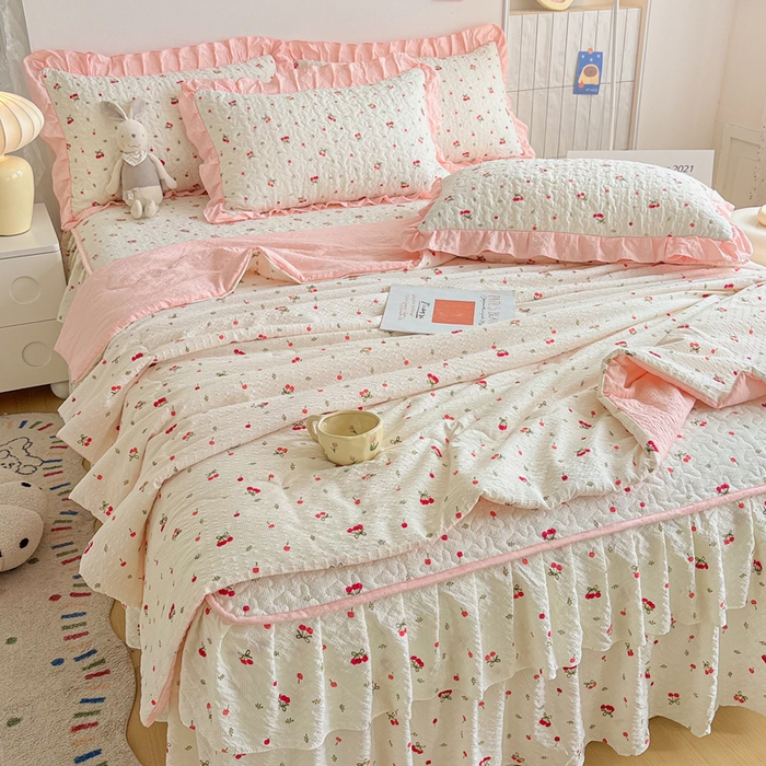91家纺网 家纺一手货源 找家纺 铠畅家纺 2026新款泡芙纱水洗棉夏被四件套 粉樱甜梅