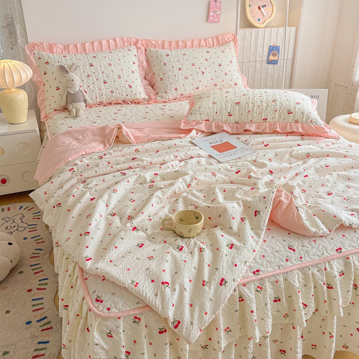 91家纺网 家纺一手货源 找家纺 铠畅家纺 2026新款泡芙纱水洗棉夏被四件套 粉樱甜梅