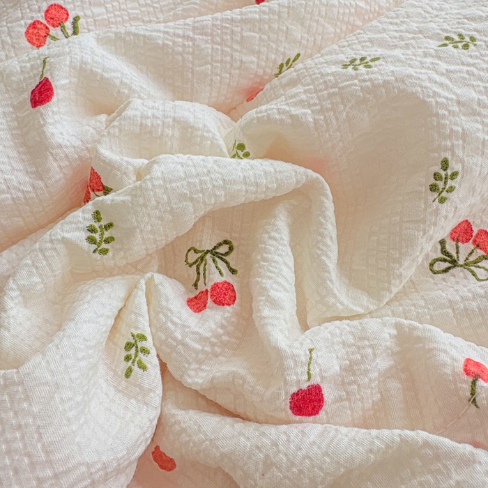 91家纺网 家纺一手货源 找家纺 铠畅家纺 2026新款泡芙纱水洗棉夏被四件套 粉樱甜梅