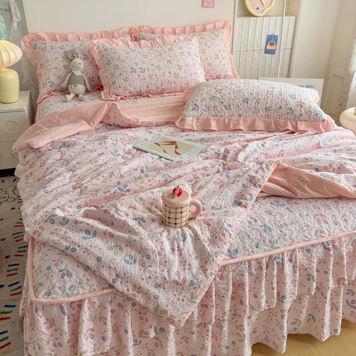 91家纺网 家纺一手货源 找家纺 铠畅家纺 2026新款泡芙纱水洗棉夏被四件套 浅粉柔枝