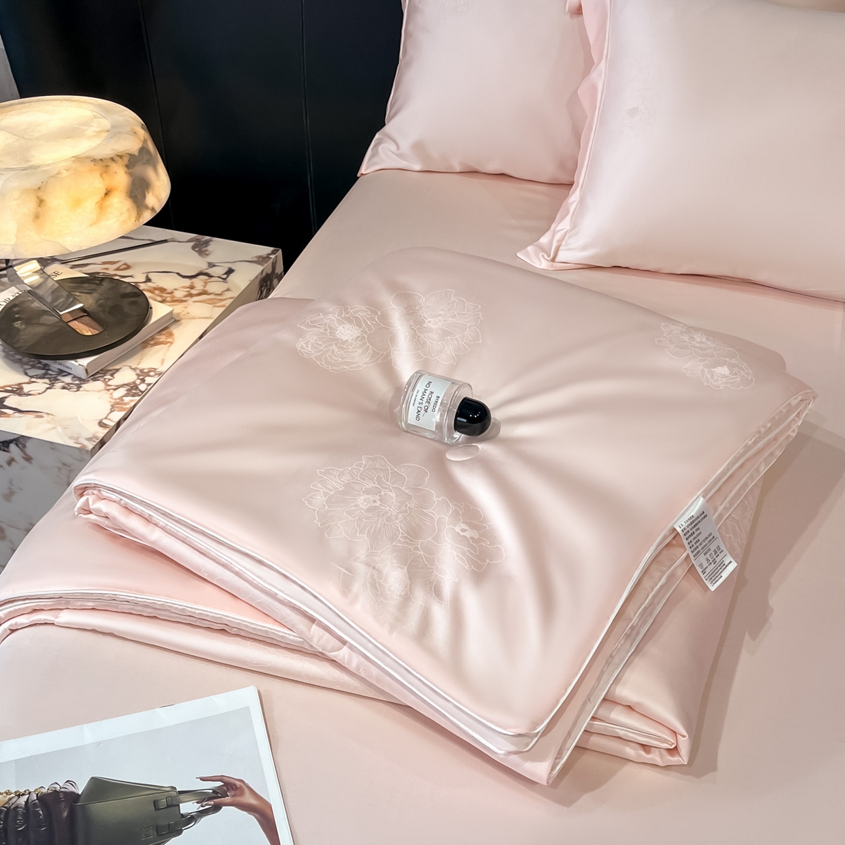 91家纺网 家纺一手货源 找家纺 新方向 2026新款提花A类20%蚕丝天丝棉夏被四件套-花影风格二 花影-山茶粉