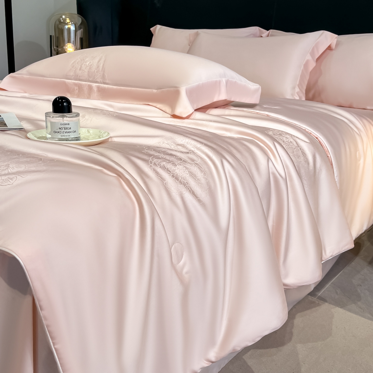 91家纺网 家纺一手货源 找家纺 新方向 2026新款提花A类20%蚕丝天丝棉夏被四件套-花影风格二 花影-山茶粉