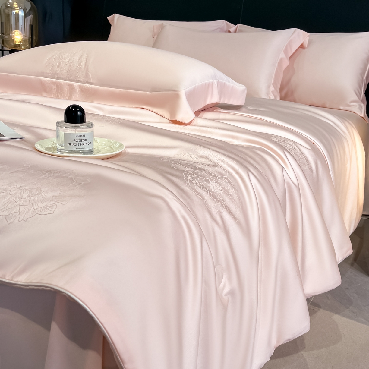 91家纺网 家纺一手货源 找家纺 新方向 2026新款提花A类20%蚕丝天丝棉夏被四件套-花影风格二 花影-山茶粉