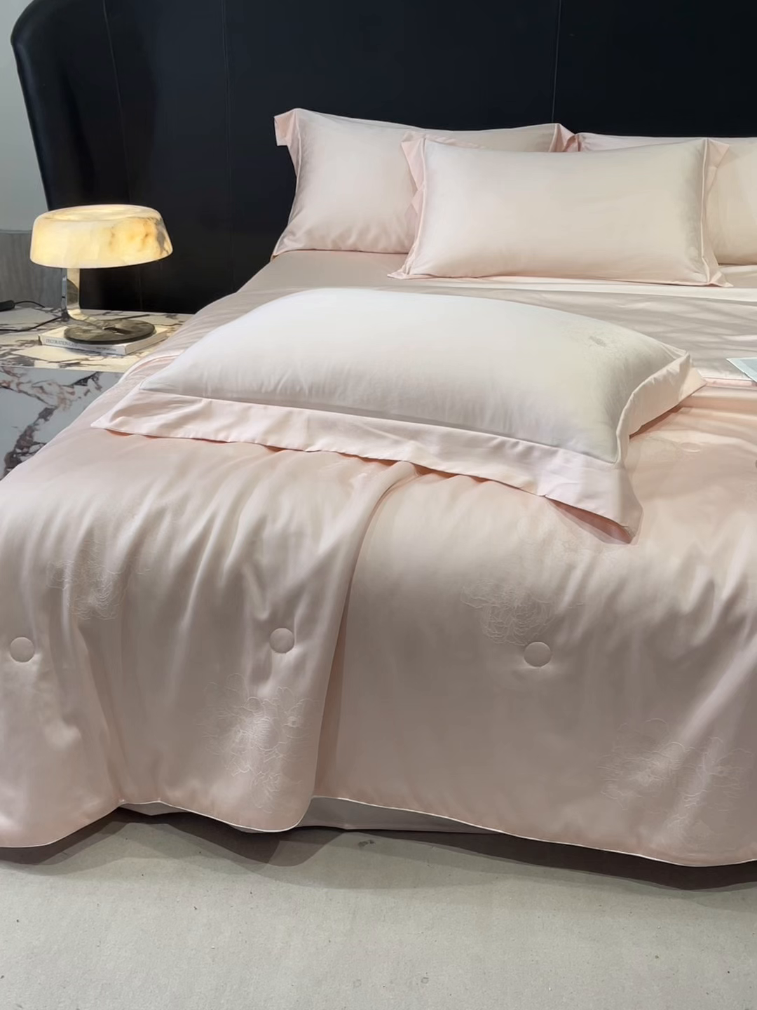 91家纺网 家纺一手货源 找家纺 新方向 2026新款提花A类20%蚕丝天丝棉夏被四件套-花影风格二 花影-山茶粉