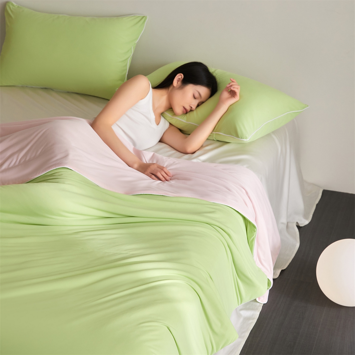 91家纺网 家纺一手货源 找家纺 （总）头等舱 2026新款凉感仿锦氨&针织A类8%绵羊毛双感夏被（模特图）