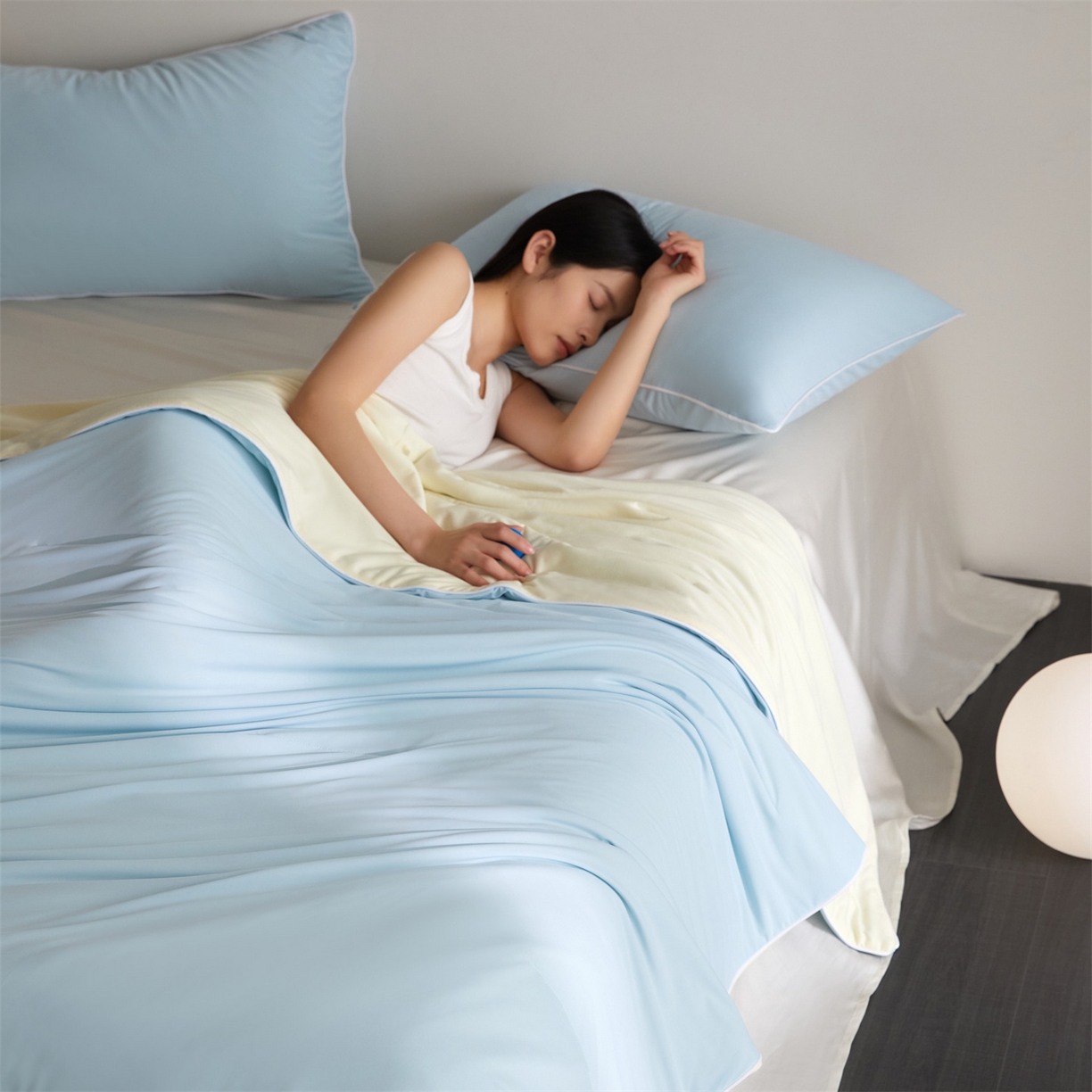 91家纺网 家纺一手货源 找家纺 （总）头等舱 2026新款凉感仿锦氨&针织A类8%绵羊毛双感夏被（模特图）