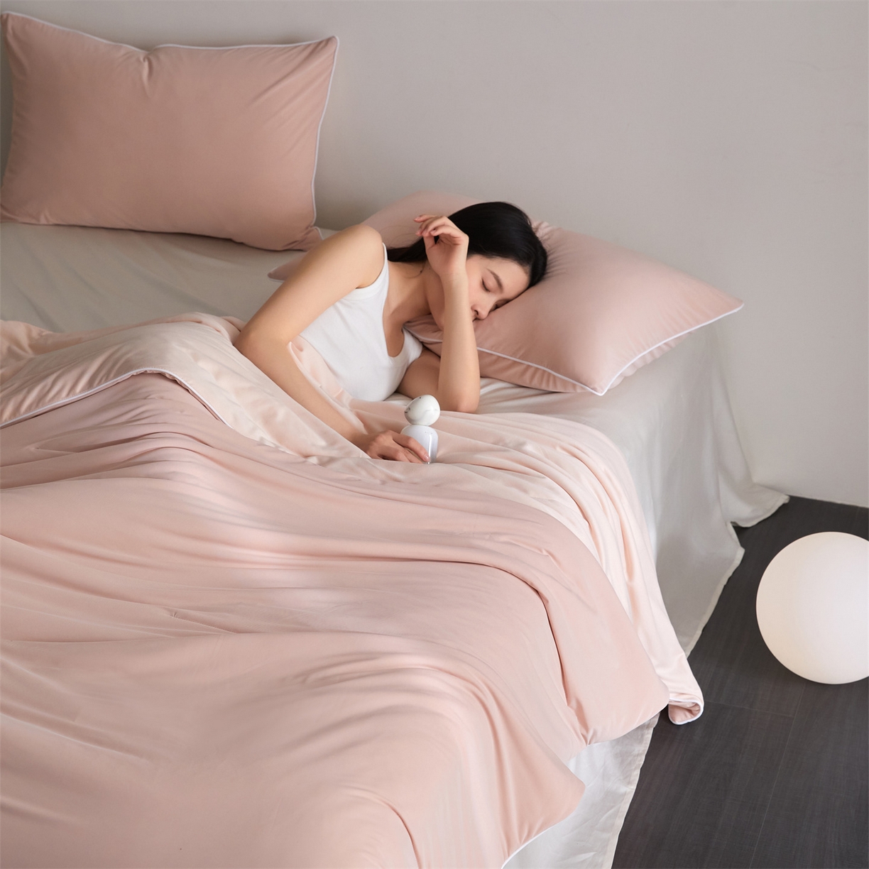 91家纺网 家纺一手货源 找家纺 （总）头等舱 2026新款凉感仿锦氨&针织A类8%绵羊毛双感夏被（模特图）