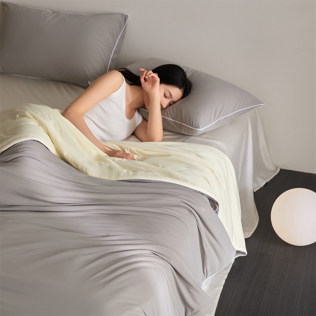 91家纺网 家纺一手货源 找家纺 （总）头等舱 2026新款凉感仿锦氨&针织A类8%绵羊毛双感夏被（模特图）