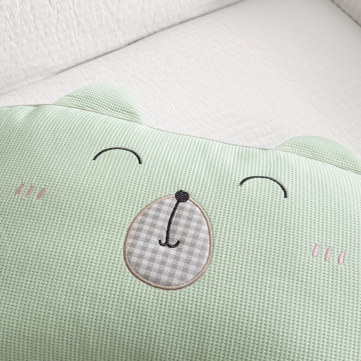 91家纺网 家纺一手货源 找家纺 蔻眠 凉感丝开心熊荞麦护颈枕夏季凉豆豆儿童枕芯学生枕头 开心熊-绿色