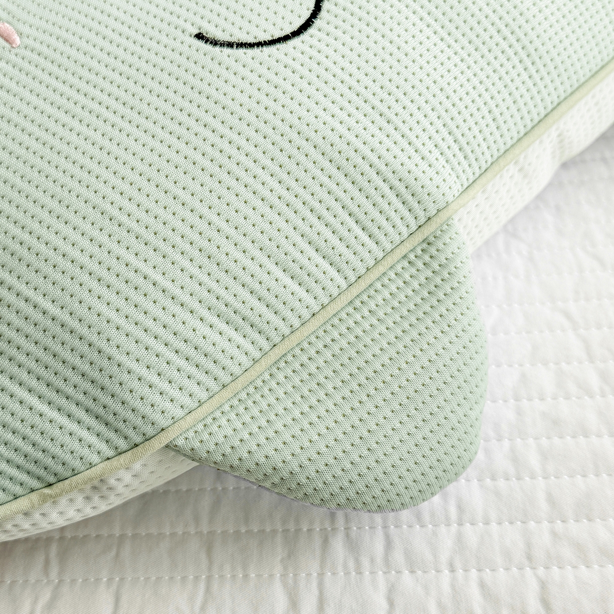 91家纺网 家纺一手货源 找家纺 蔻眠 凉感丝开心熊荞麦护颈枕夏季凉豆豆儿童枕芯学生枕头 开心熊-绿色