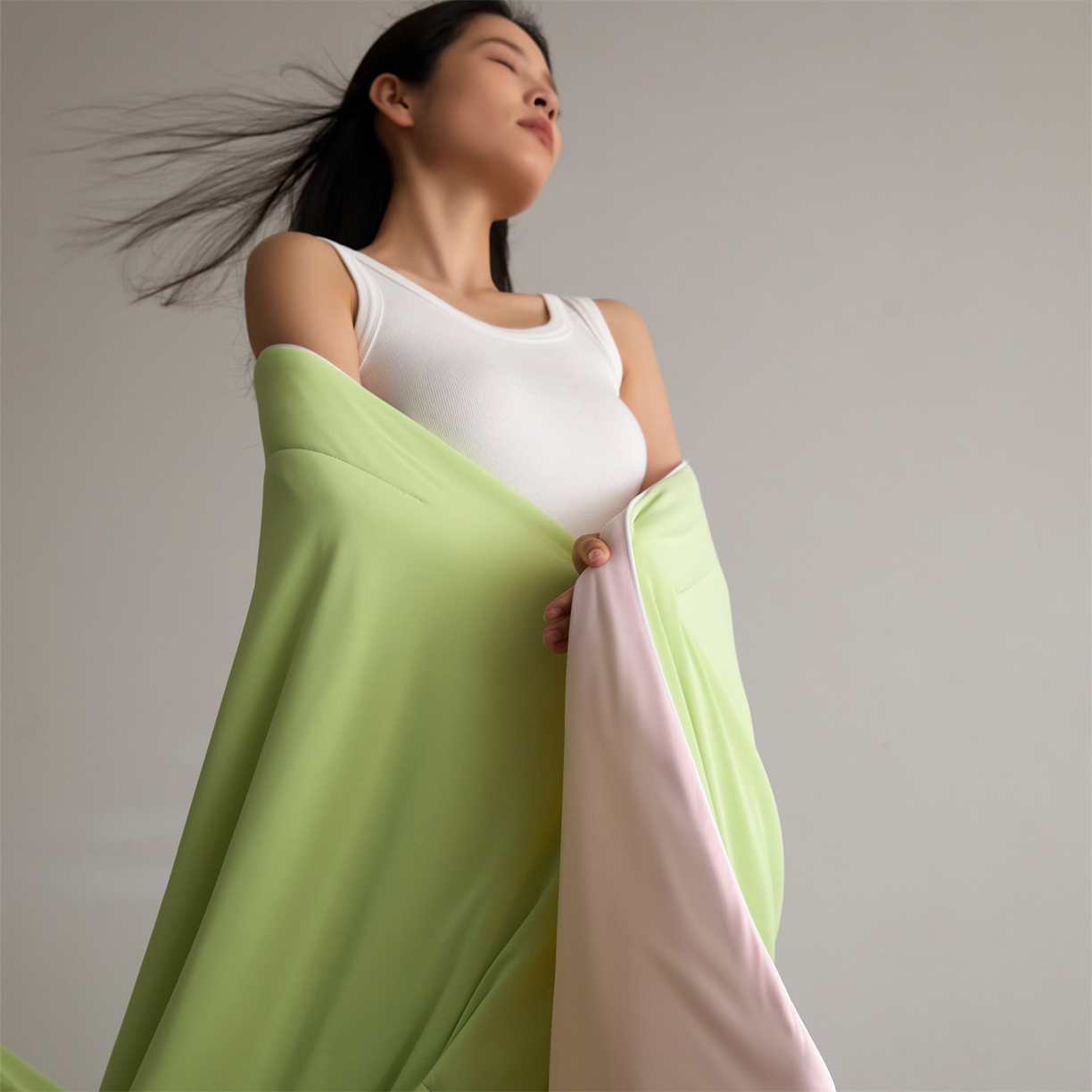 91家纺网 家纺一手货源 找家纺 （总）头等舱 2026新款凉感仿锦氨&针织A类8%绵羊毛双感夏被（模特图）