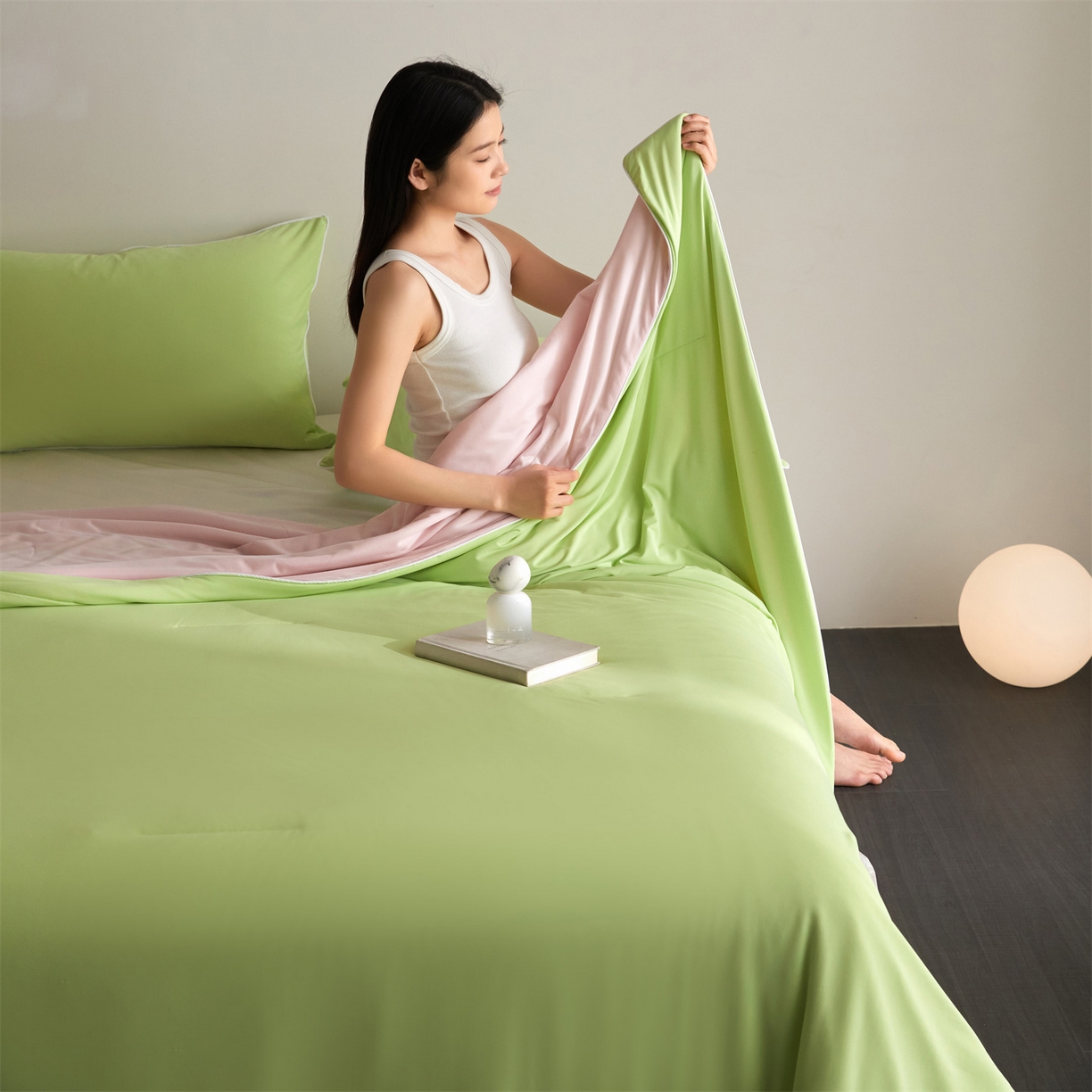 91家纺网 家纺一手货源 找家纺 （总）头等舱 2026新款凉感仿锦氨&针织A类8%绵羊毛双感夏被（模特图）