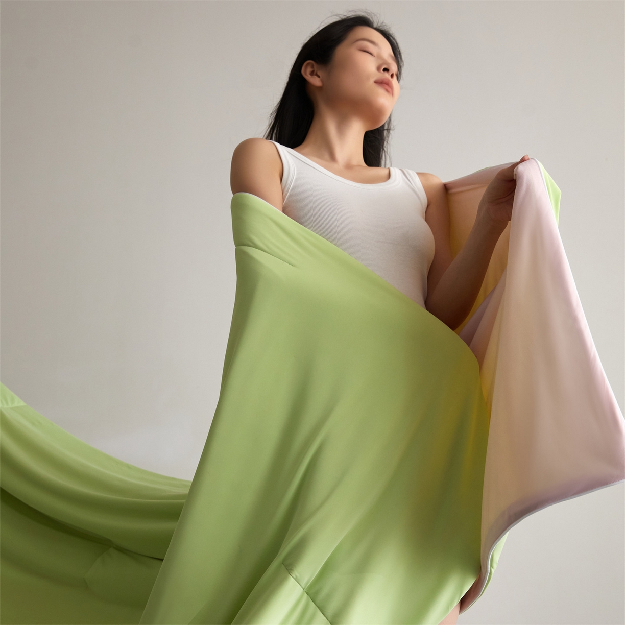 91家纺网 家纺一手货源 找家纺 （总）头等舱 2026新款凉感仿锦氨&针织A类8%绵羊毛双感夏被（模特图）