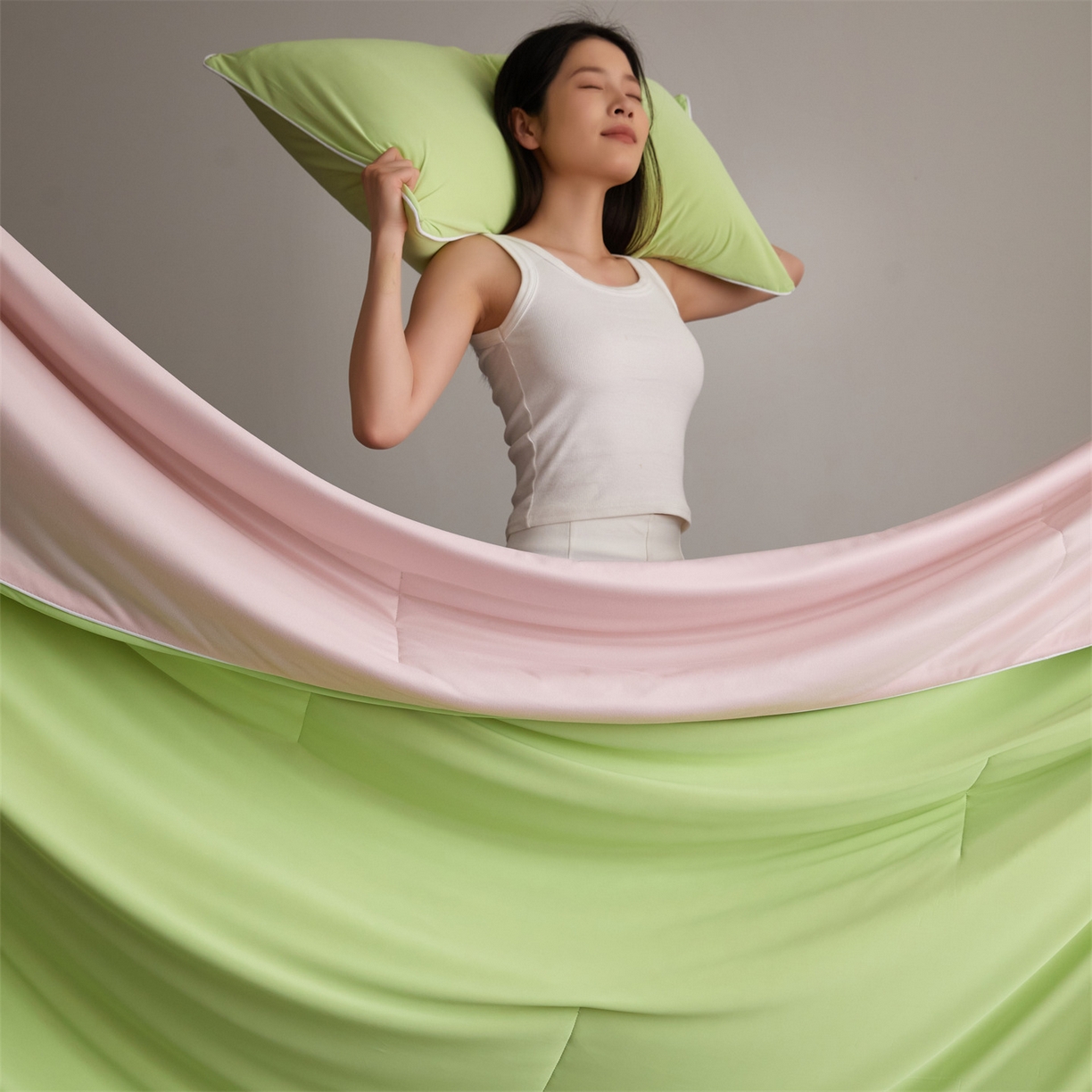 91家纺网 家纺一手货源 找家纺 （总）头等舱 2026新款凉感仿锦氨&针织A类8%绵羊毛双感夏被（模特图）