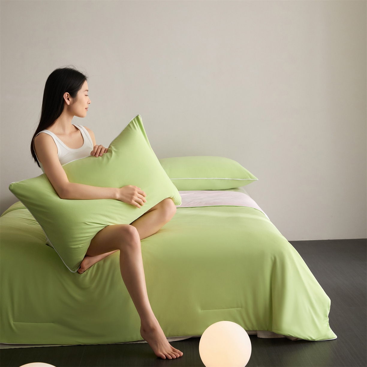 91家纺网 家纺一手货源 找家纺 （总）头等舱 2026新款凉感仿锦氨&针织A类8%绵羊毛双感夏被（模特图）