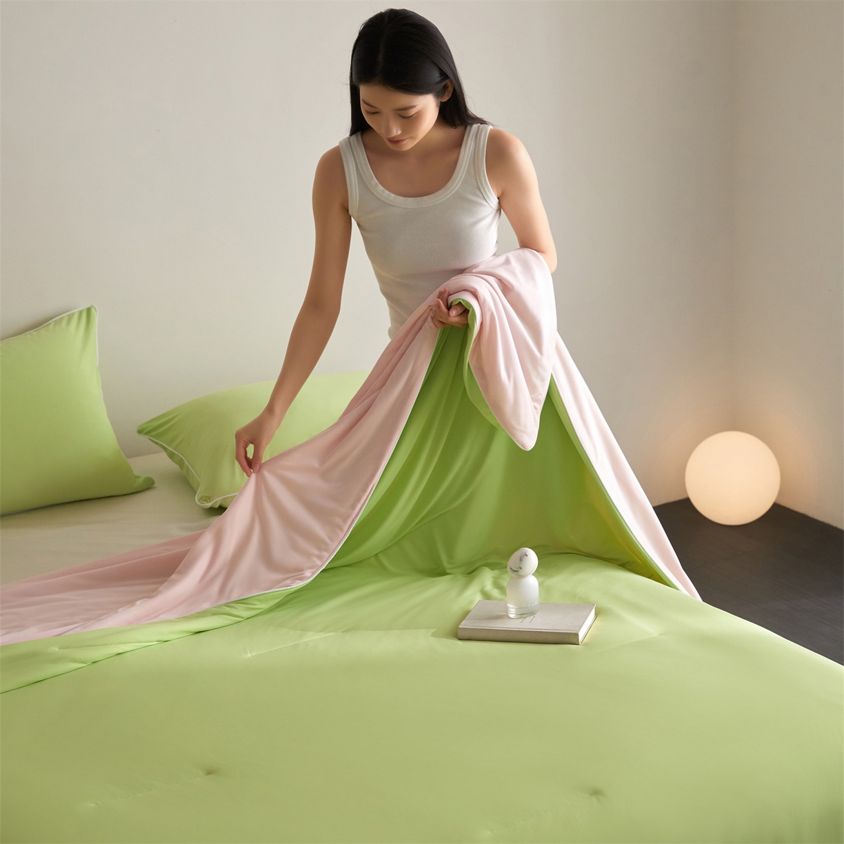 91家纺网 家纺一手货源 找家纺 （总）头等舱 2026新款凉感仿锦氨&针织A类8%绵羊毛双感夏被（模特图）