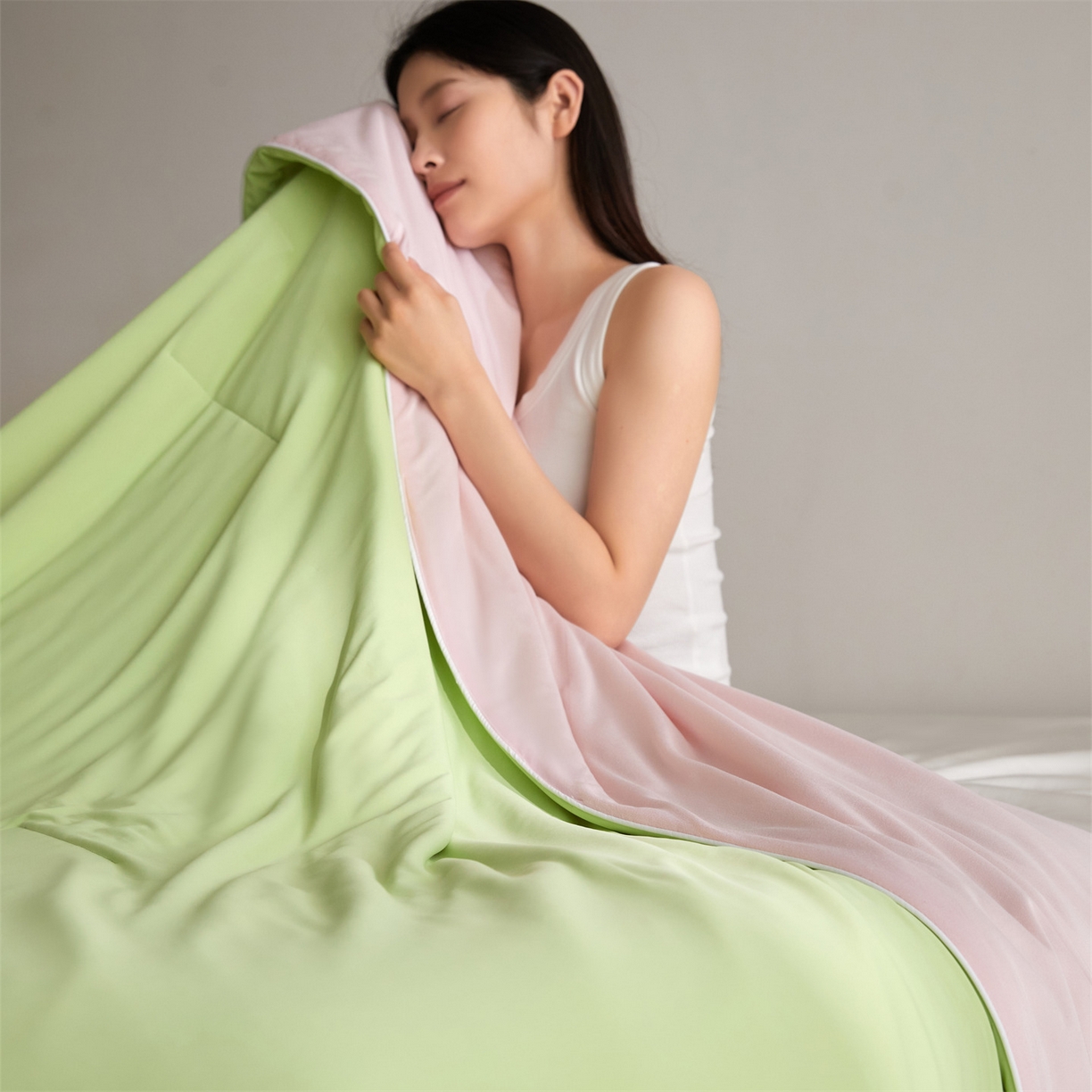 91家纺网 家纺一手货源 找家纺 （总）头等舱 2026新款凉感仿锦氨&针织A类8%绵羊毛双感夏被（模特图）