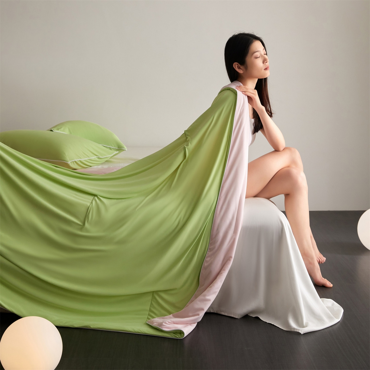 91家纺网 家纺一手货源 找家纺 （总）头等舱 2026新款凉感仿锦氨&针织A类8%绵羊毛双感夏被（模特图）