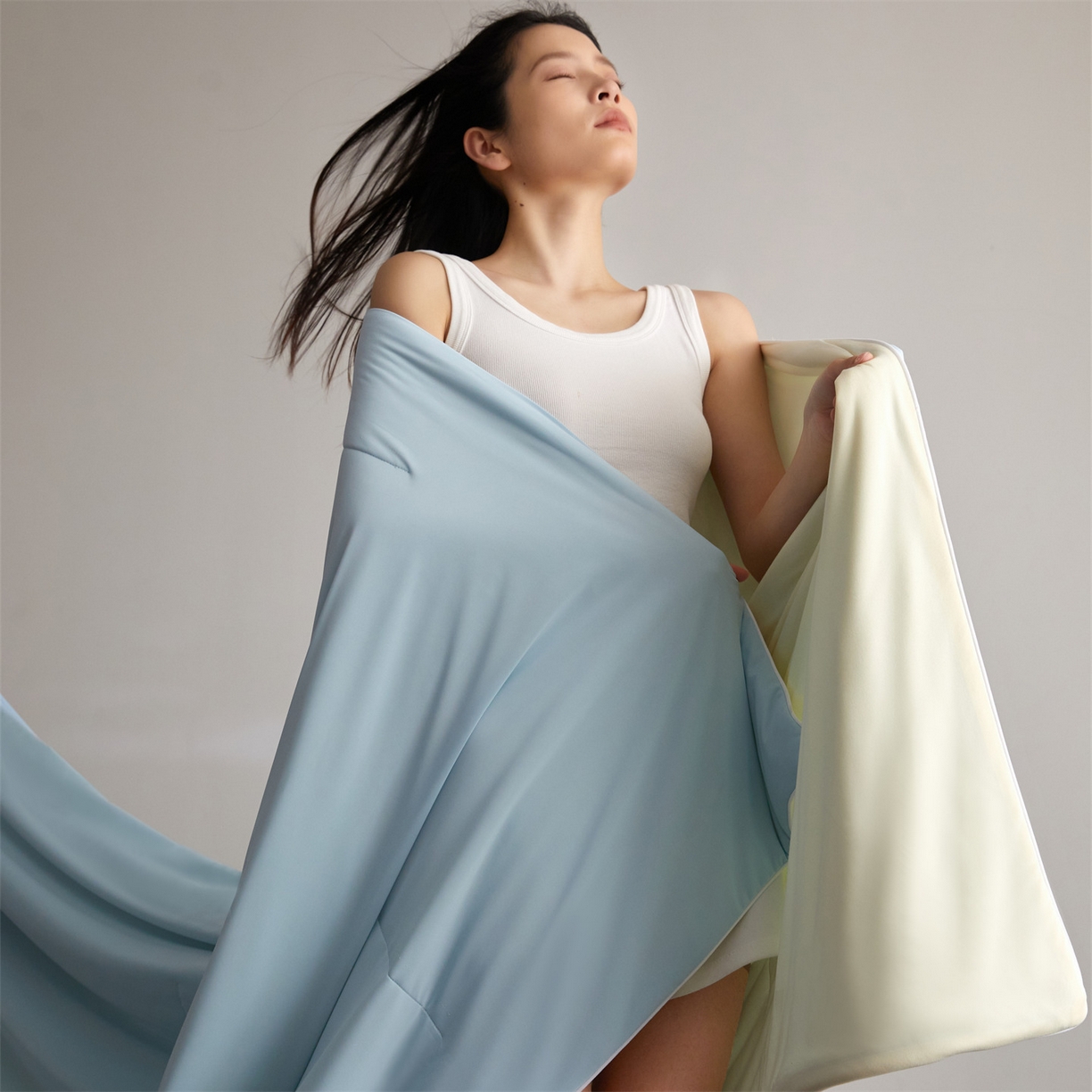 91家纺网 家纺一手货源 找家纺 头等舱 2026新款凉感仿锦氨&针织A类8%绵羊毛双感夏被（模特图） 浅蓝米