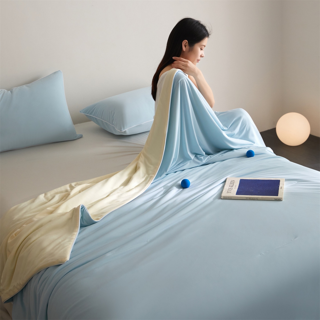 91家纺网 家纺一手货源 找家纺 头等舱 2026新款凉感仿锦氨&针织A类8%绵羊毛双感夏被（模特图） 浅蓝米