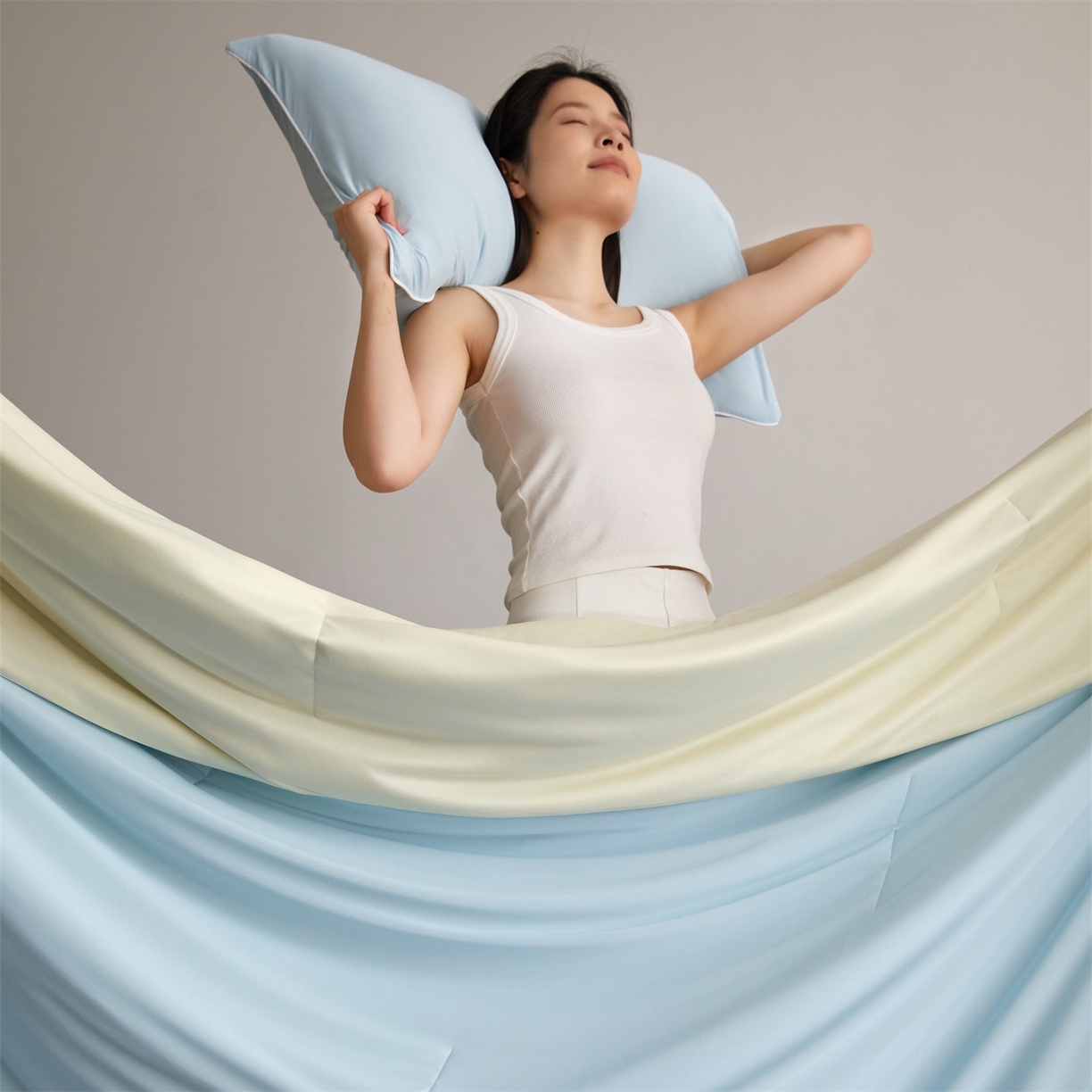 91家纺网 家纺一手货源 找家纺 头等舱 2026新款凉感仿锦氨&针织A类8%绵羊毛双感夏被（模特图） 浅蓝米