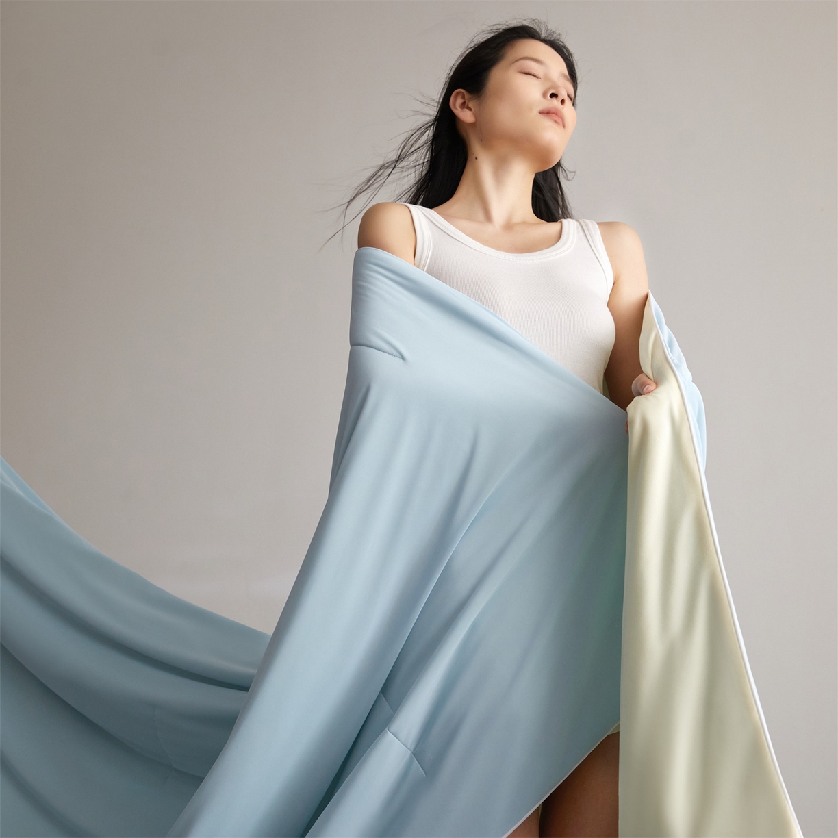 91家纺网 家纺一手货源 找家纺 头等舱 2026新款凉感仿锦氨&针织A类8%绵羊毛双感夏被（模特图） 浅蓝米