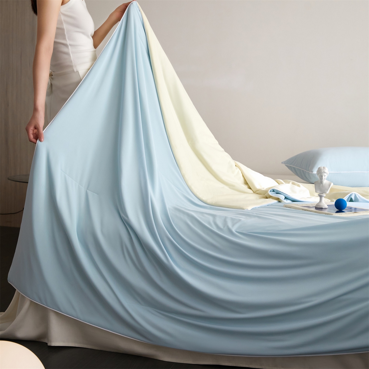 91家纺网 家纺一手货源 找家纺 头等舱 2026新款凉感仿锦氨&针织A类8%绵羊毛双感夏被（模特图） 浅蓝米