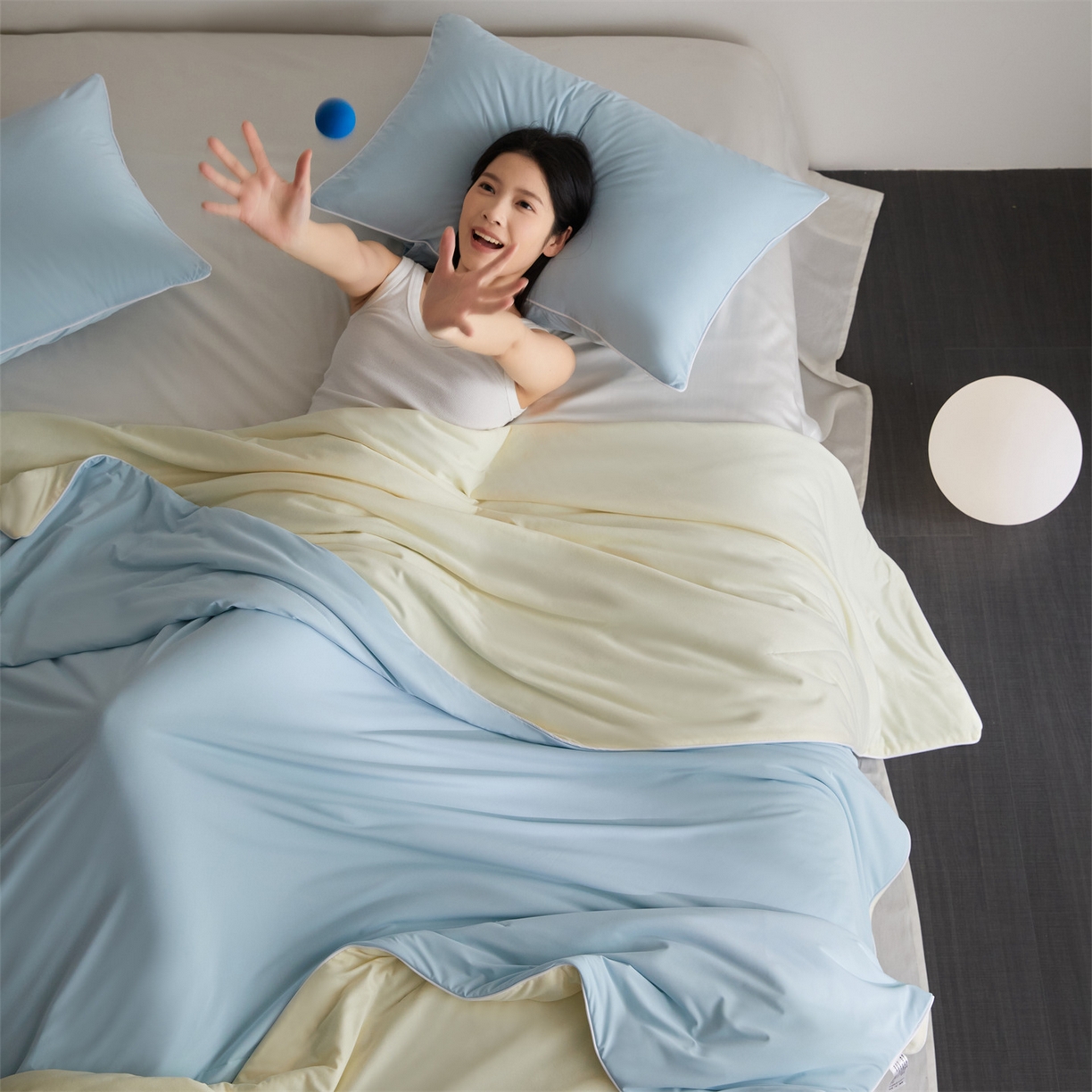 91家纺网 家纺一手货源 找家纺 头等舱 2026新款凉感仿锦氨&针织A类8%绵羊毛双感夏被（模特图） 浅蓝米