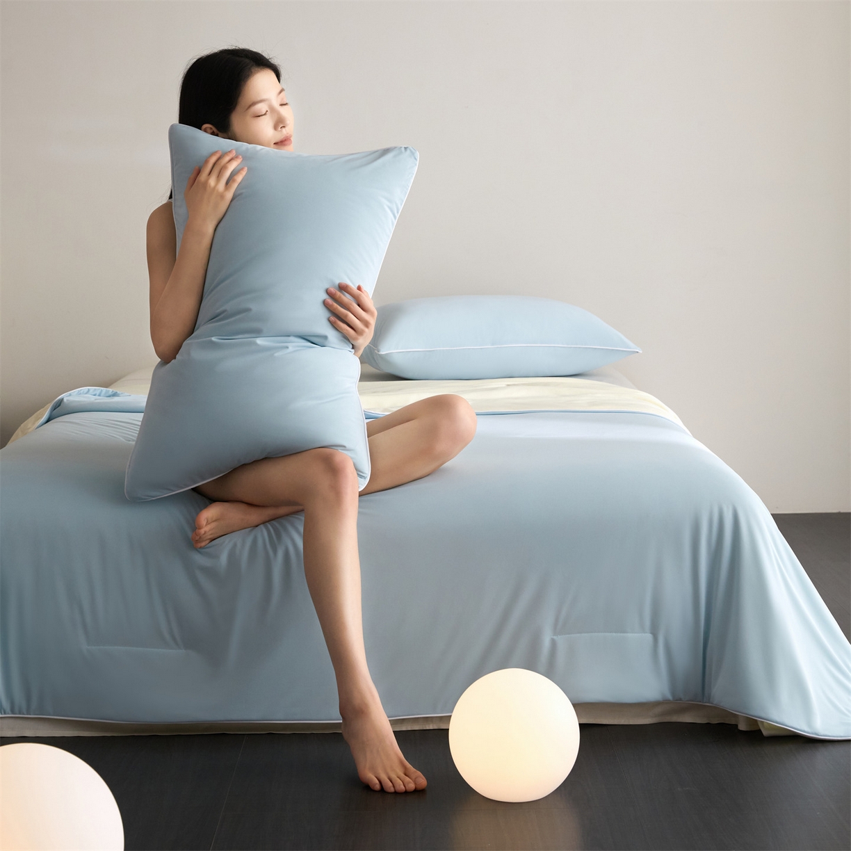 91家纺网 家纺一手货源 找家纺 头等舱 2026新款凉感仿锦氨&针织A类8%绵羊毛双感夏被（模特图） 浅蓝米