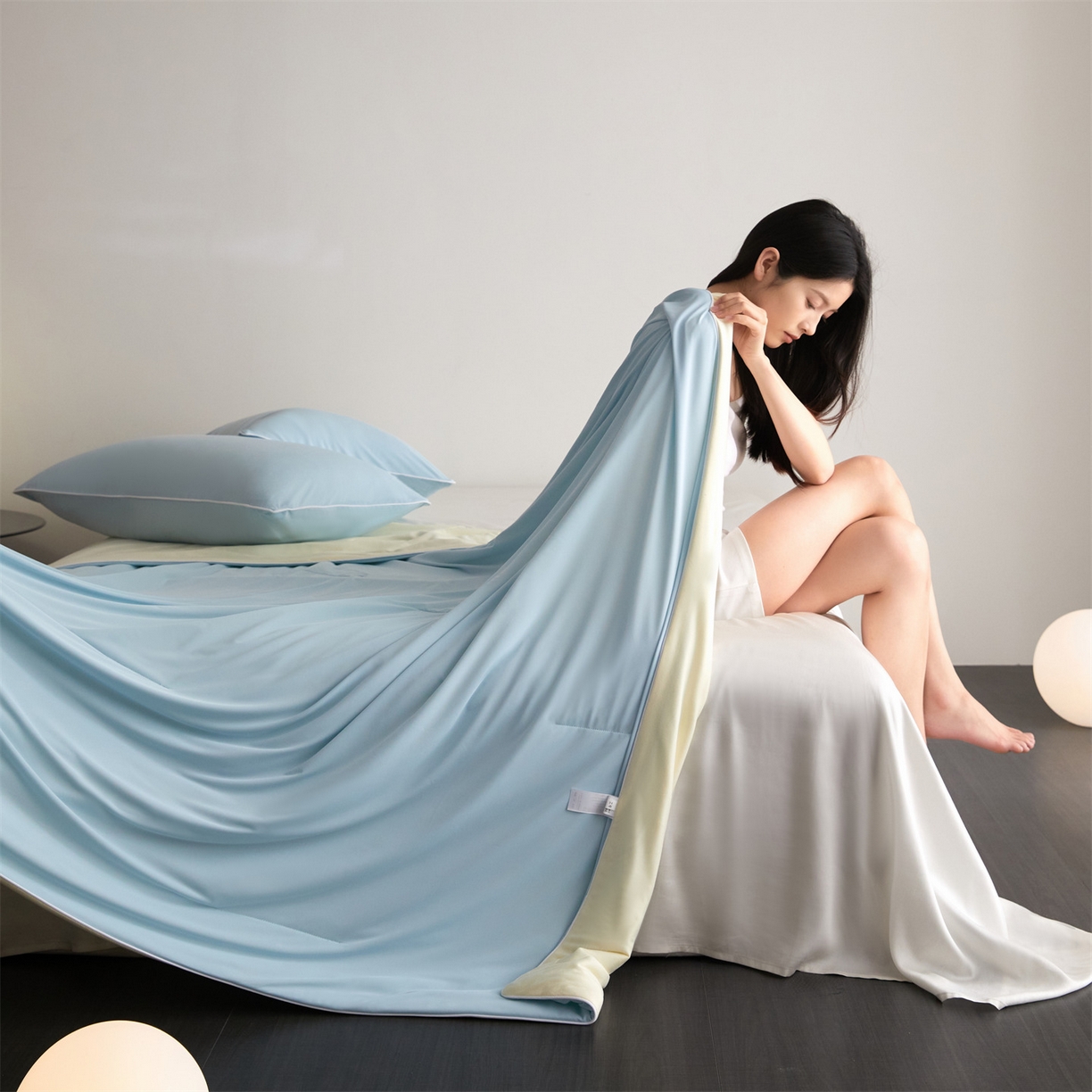 91家纺网 家纺一手货源 找家纺 头等舱 2026新款凉感仿锦氨&针织A类8%绵羊毛双感夏被（模特图） 浅蓝米