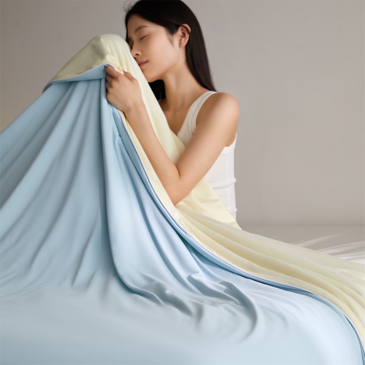 91家纺网 家纺一手货源 找家纺 头等舱 2026新款凉感仿锦氨&针织A类8%绵羊毛双感夏被（模特图） 浅蓝米